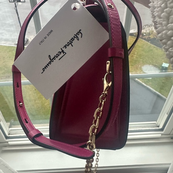 New Salvatore Ferragamo women’s bag with dust bag included - Picture 8 of 16